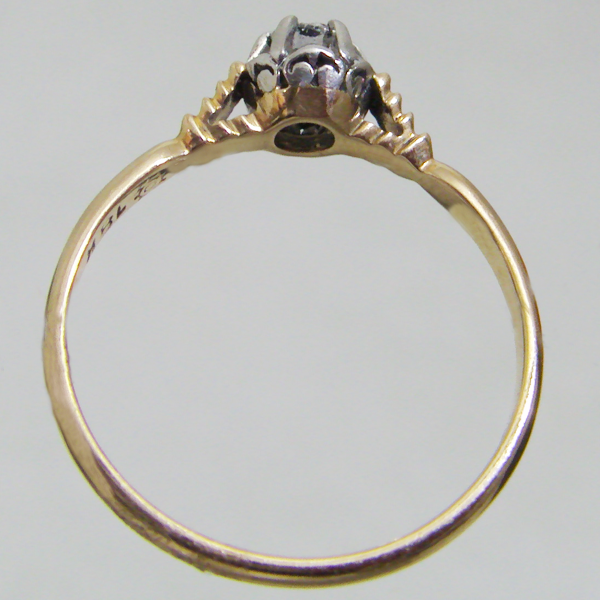 (r1128)Gold ring with one brilliant.